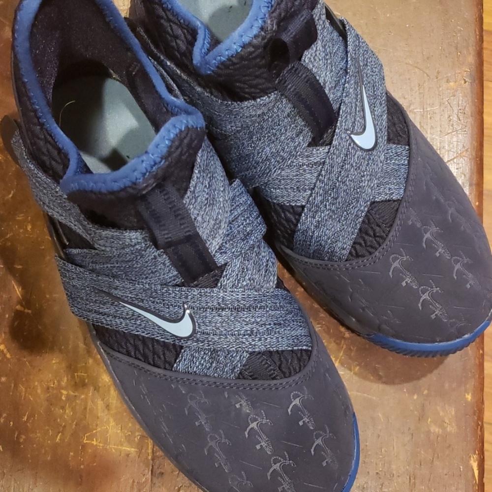Nike Lebron soldier EUC navy blue size 5Y